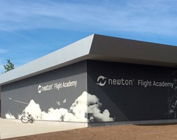 Newton Flight Academy i Bodö invigdes den 17 juni. Byggnaden är klädd med STENI Vision med flyginspirerade illustrationer.